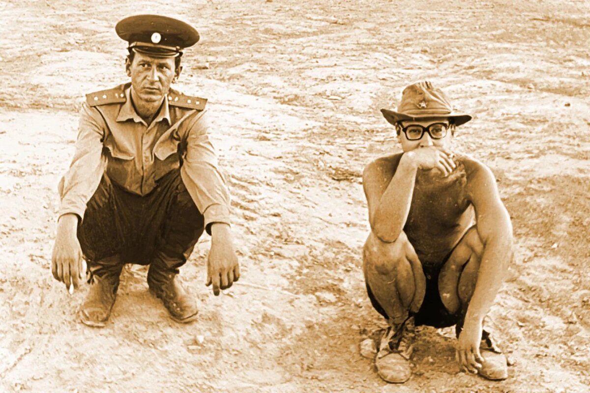 Туркестан. Однополчане. Но прапорщик не Шура. Фото Василия Петрова в группе однополчан в ОК с подписью: «Прапорщик начкаром дней десять стоял не меняясь. Хороший мужик, фамилию не помню».