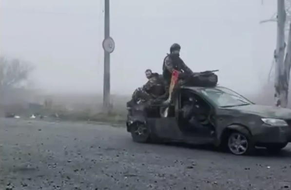 Пример автомобиля, где солдаты удалили всё лишнее для нужд фронтовых дорог