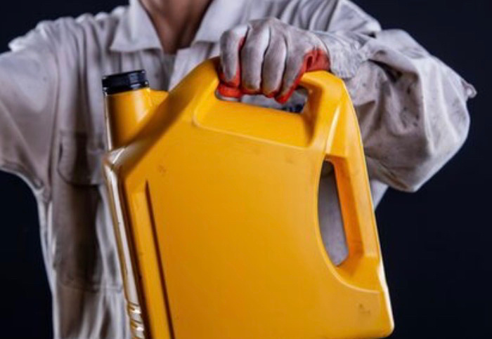 Облила горючим: в Петербурге мстительная жена почти сожгла любовницу мужа