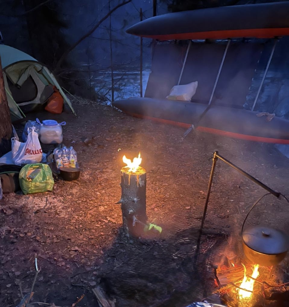 Налаживаем лесной быт. Котелок подвешен над костром. "Финская свеча" организована для чайника. "Караван-сарай", он же катамаран, просто величественно лежит на боку.