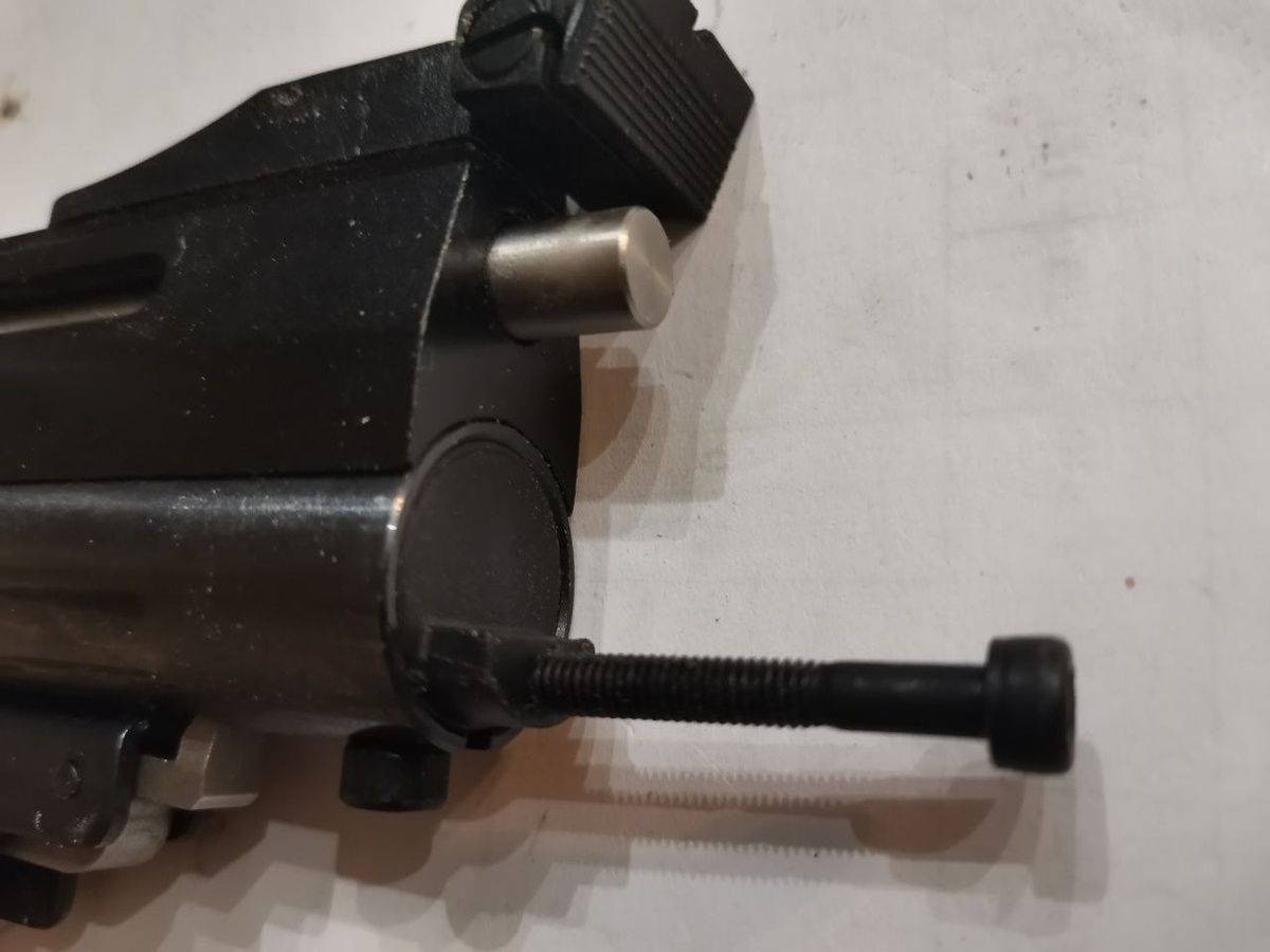 Можно просто нарезать в пластиковом заднике пистолета резьбу и вкрутить винт рукояти