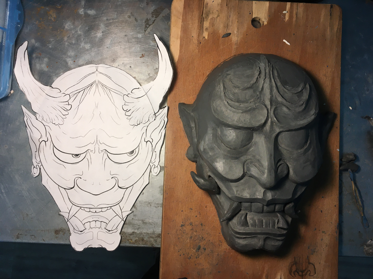 Начало — линия и смысл: Эскиз Ханьи ( Hannya jabamask ) и пластилиновая модель в глазории.