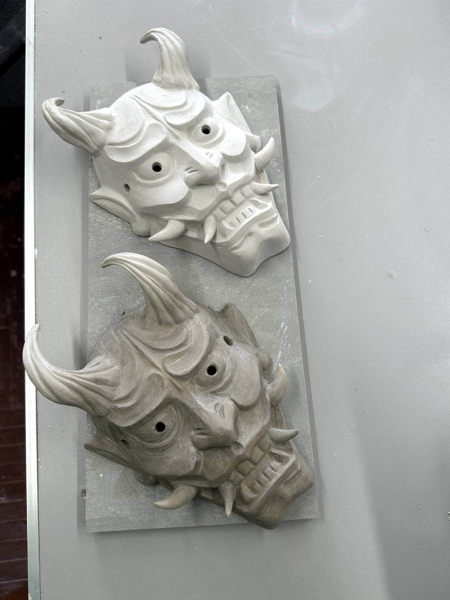 Ханья ( Hannya jabamask ) перед обжигом в лаборатории глазорий.