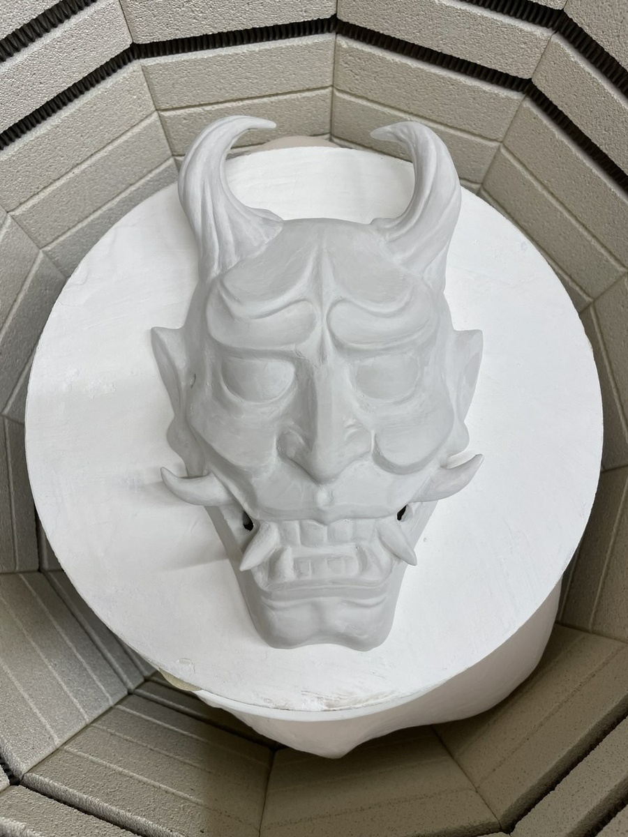 Hannya ( Hannya jabamask ) в печи лаборатории глазорий.