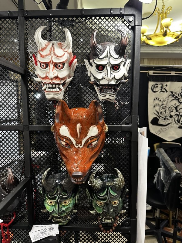 Ханья и Кицунэ jabamask на стенде глазория