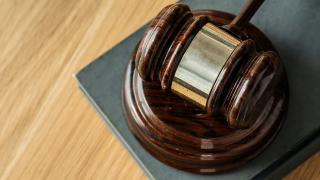 Фото: https://ru.freepik.com/free-photo/closeup-gavel-judgement-concept_19133683.htm#