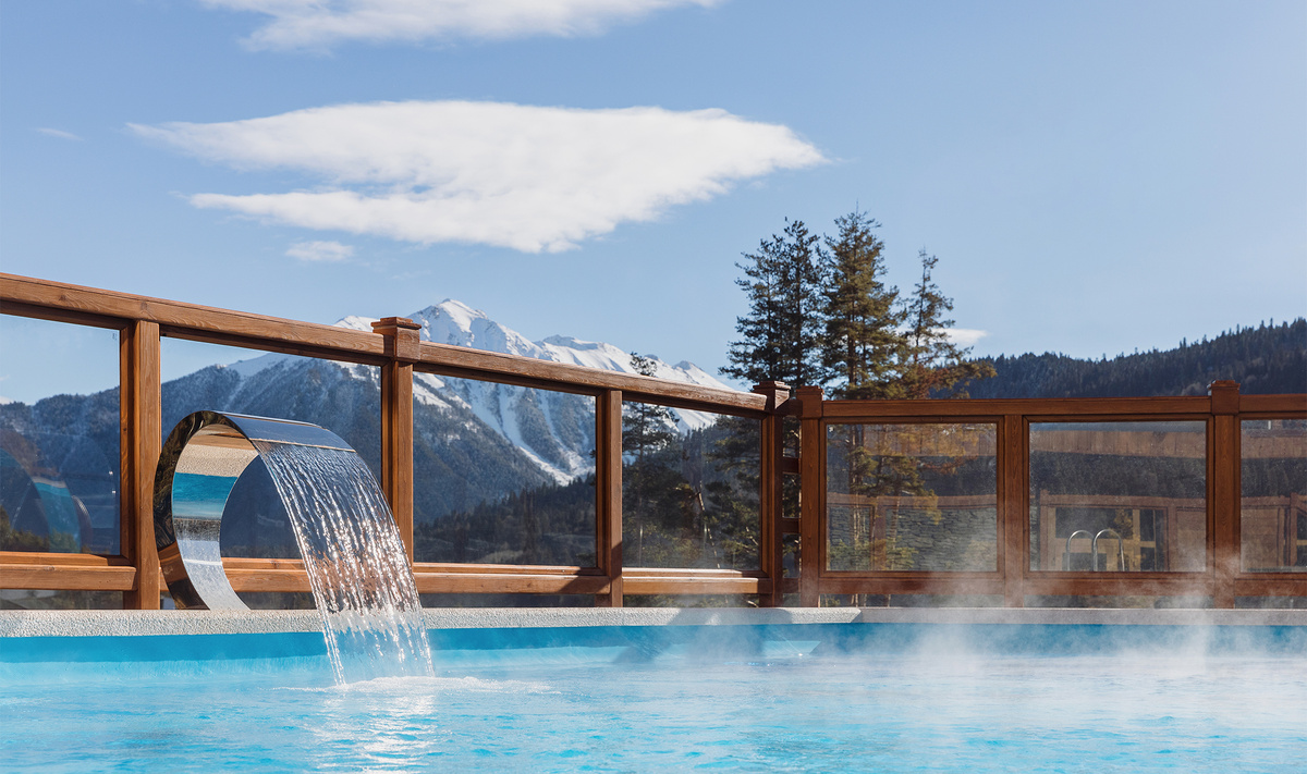 Плавать, глядя на заснеженные вершины, — отдельное удовольствие.