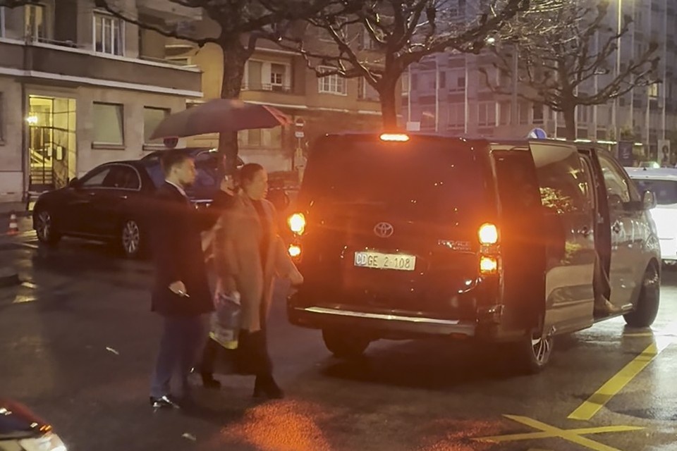    Российская делегация во время прибытия в отель, где будет размещаться на время переговоров по Украине. Фото: Алена Федина/ТАСС