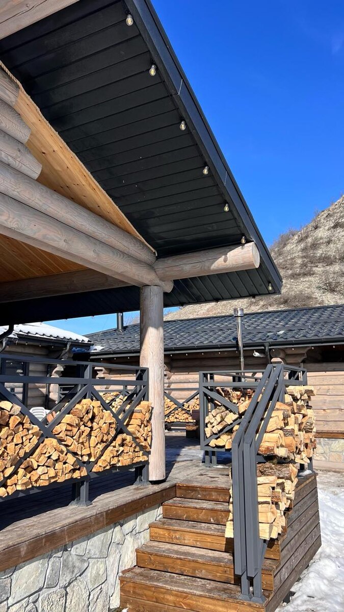 Дом из оцилиндрованного бревна в горах Дагестана.