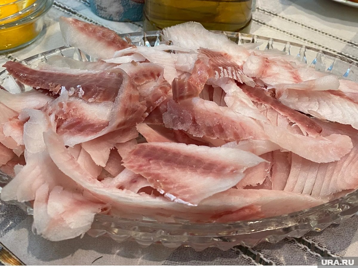    Строганина из мороженой рыбы - традиционное блюдо Крайнего Севера