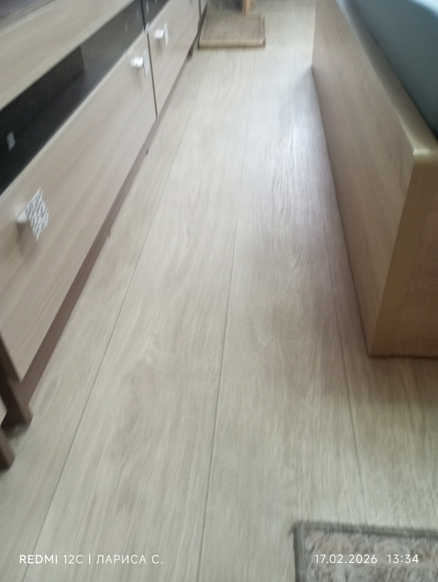 Это я вот здесь не вписалась. Расстояние 53 см. Если ходить нормально, но всё нормально, не слишком узко уж.