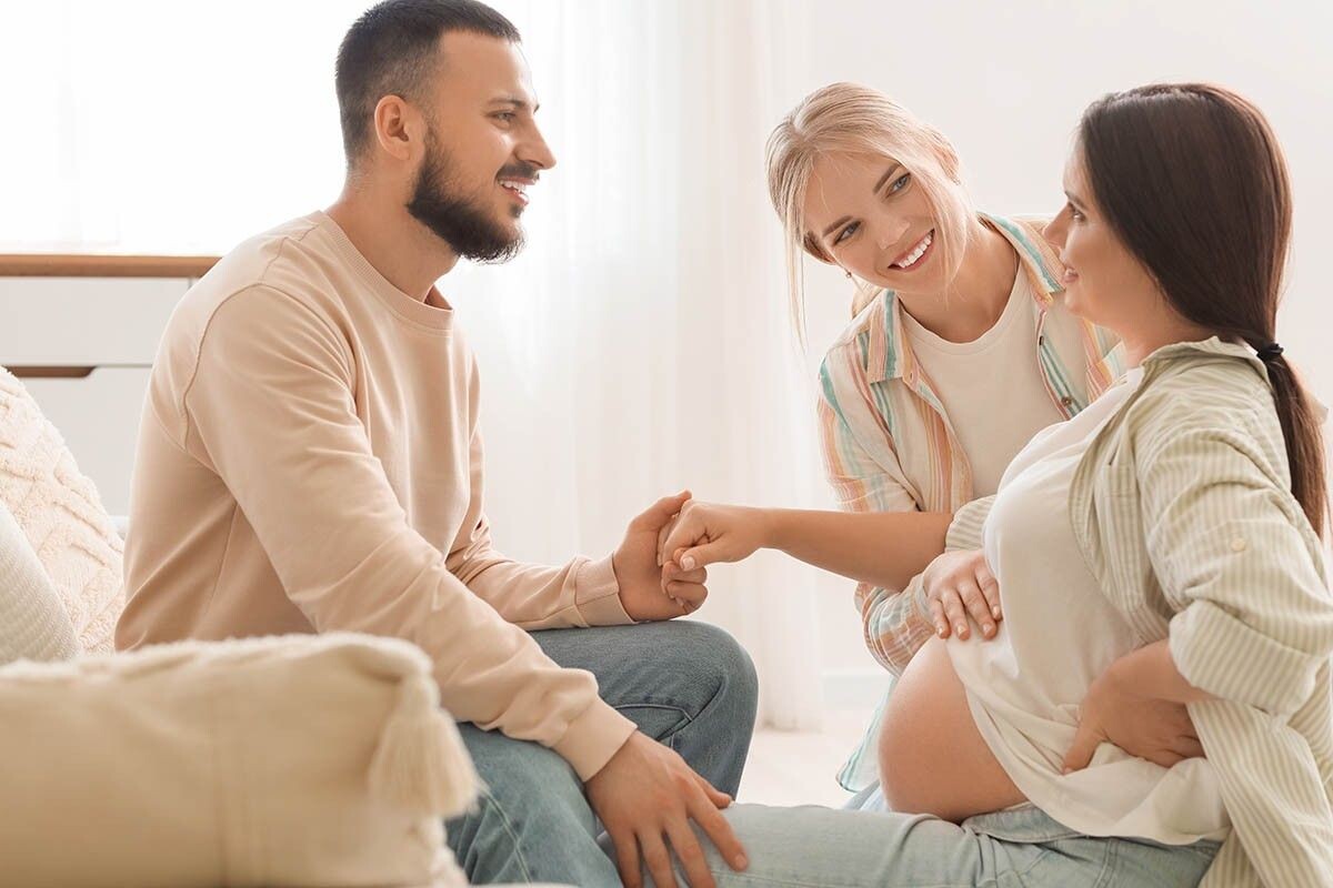 Специалист одинаково хорошо поддерживает будущих маму и папу. Источник: Pixel-Shot / Shutterstock / FOTODOM📷
