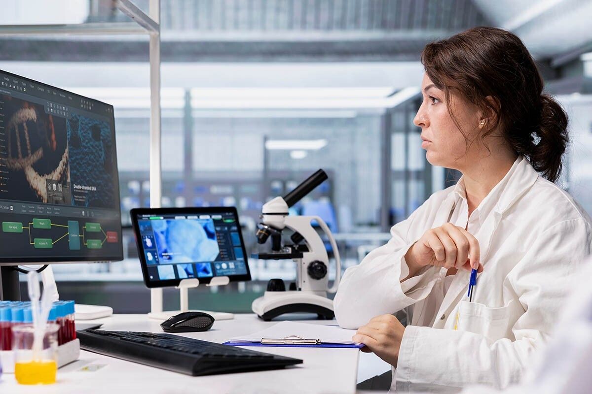 Биологи нужны практически в любой сфере: они не только работают в лабораториях, но задействованы и в сельском хозяйстве, исследовательских экспедициях, IT-отрасли и даже изучении космоса. Источник: DC Studio / Shutterstock / FOTODOM📷
