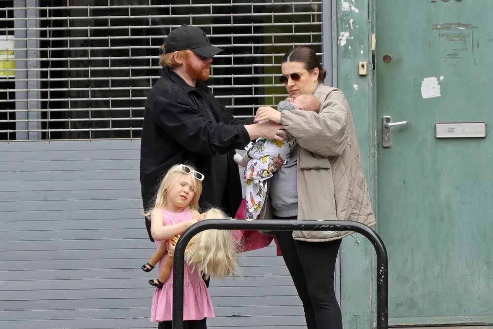 Руперт Гринт и Джорджия Грум с дочерьми📷
