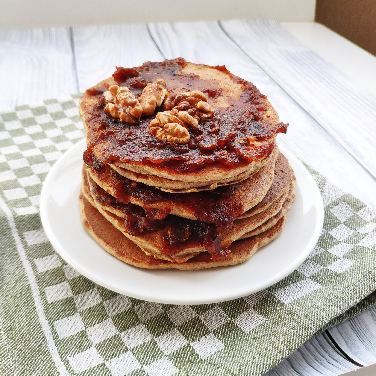 Пышные блинчики из цельнозерновой муки с вареньем