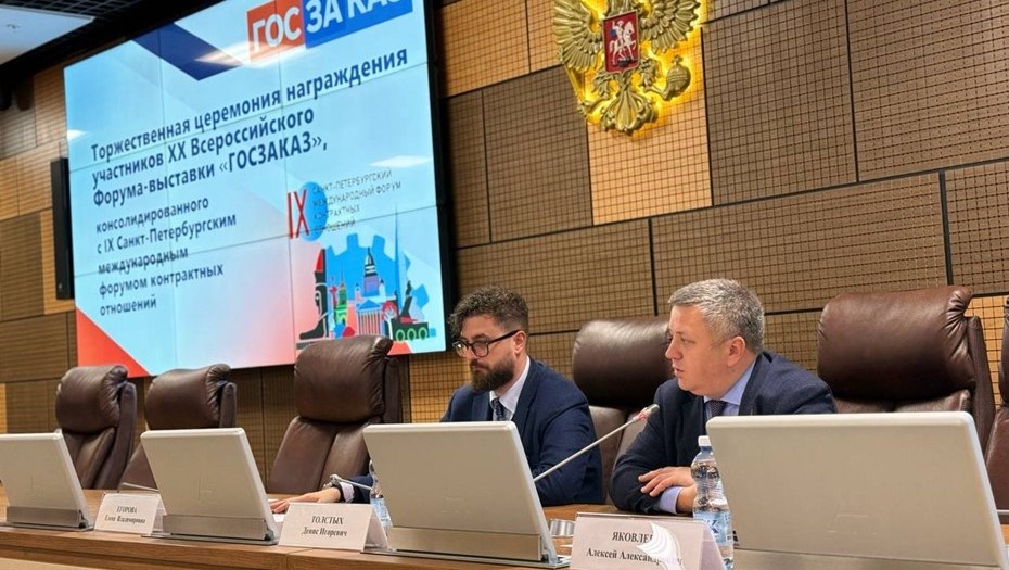 Автор фото: t.me/cipit_spb. Председатель комитета по госзаказу Петербурга Денис Толстых (слева)