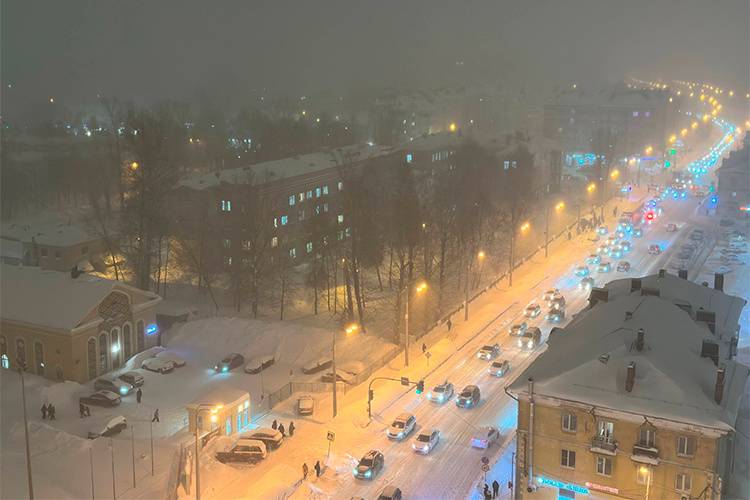    Уже к 17:30 Казань стала в 10-бальных пробках.   
Фото: Илья Зима