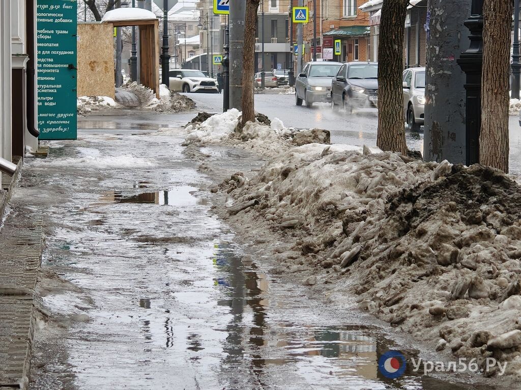    Лед под лужами и снежные шапки: Как Оренбург выглядит в третий день оттепели?