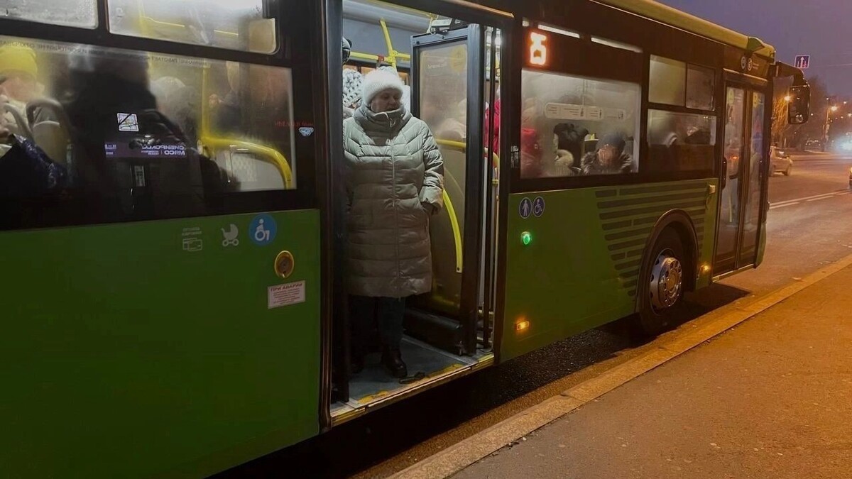    Утренний час пик в Тюмени: пассажиры едва помещаются в салон автобуса   nashgorod.ru