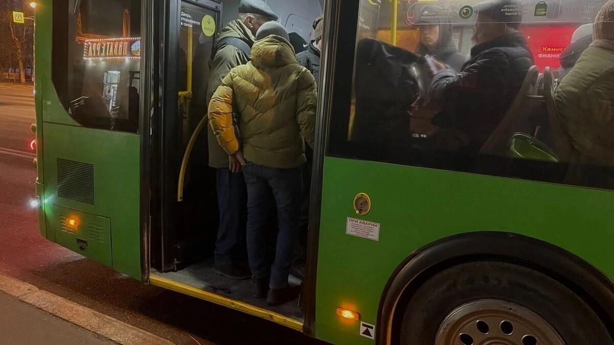    Утренний час пик в Тюмени: пассажиры едва помещаются в салон автобуса   nashgorod.ru