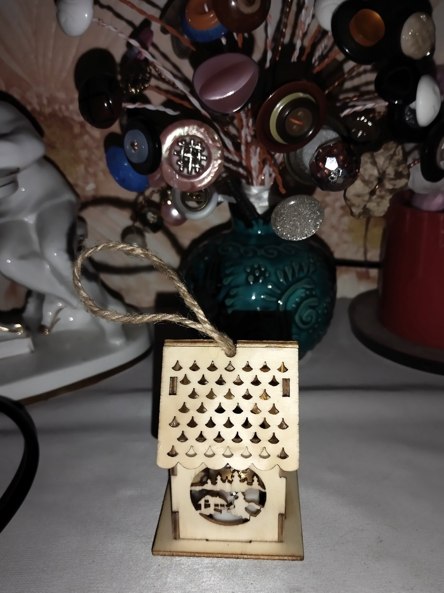 Гляди, какой мне забавный домик Оля подарила! Там внутри лампочка светит - очень душевно получается!