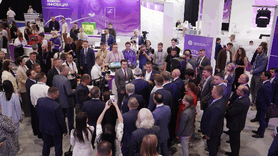 Вид сверху на Сибирскую венчурную ярмарку при обходе губернатора НСО