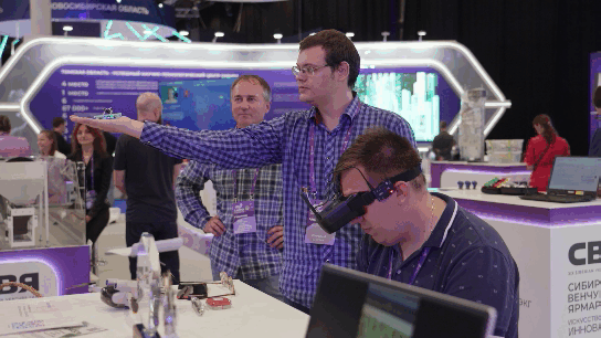 Демонстрация работы стенда с дронами на Сибирской венчурной ярмарке