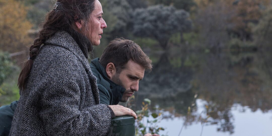 Испанский триллер с несколькими неизвестными и таинственным исчезновением людей в маленьком городке