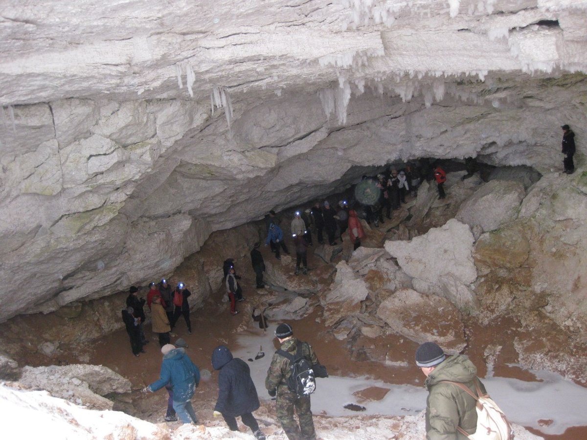 Спуск в пещеру.