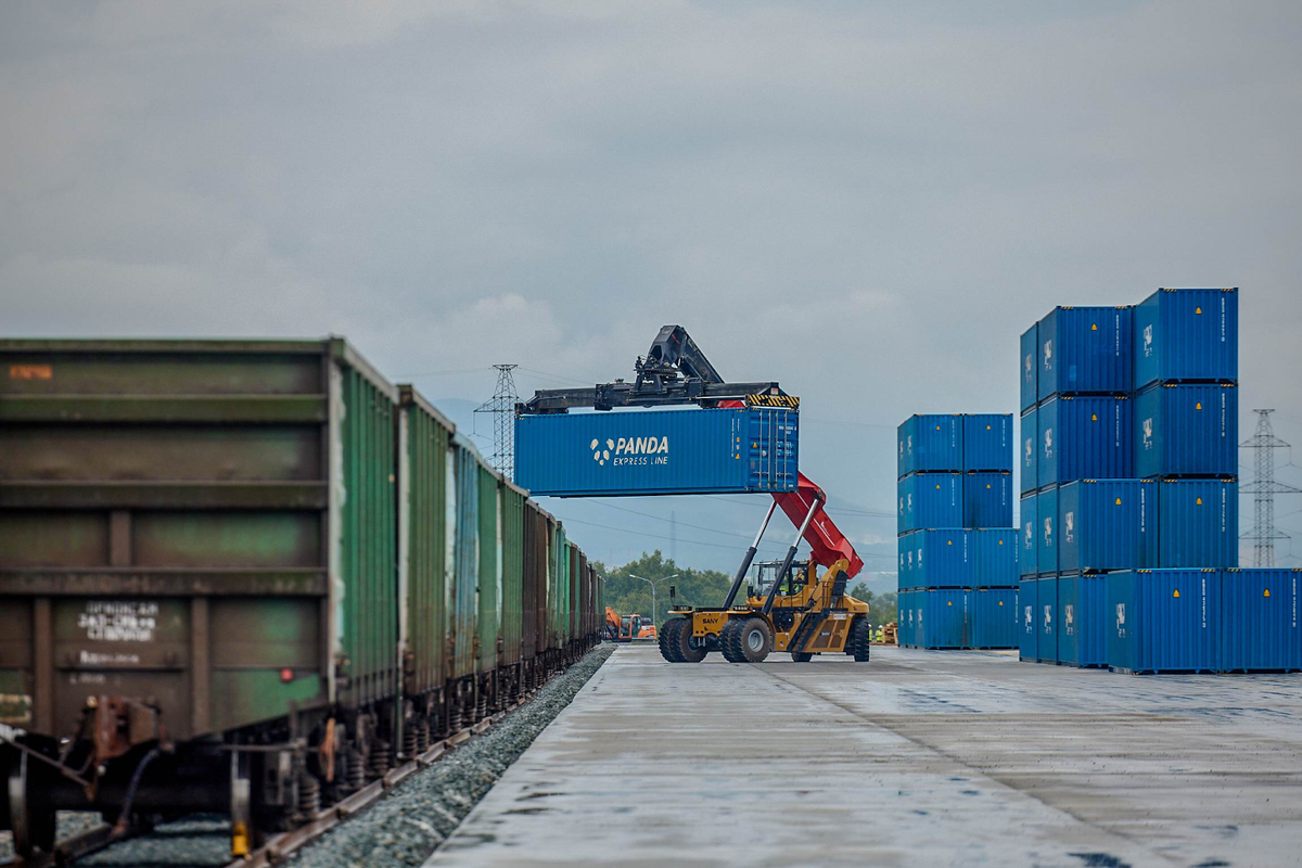 Источник: https://minvr.gov.ru/press-center/news/krupneyshiy_sukhoy_port_v_rossii_ofitsialno_otkryt/