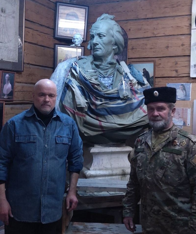 Скульптор Алексей Чирков и руководитель Суворовско-Ушаковских сборов, Николай Кириллович Юдин в мастерской.