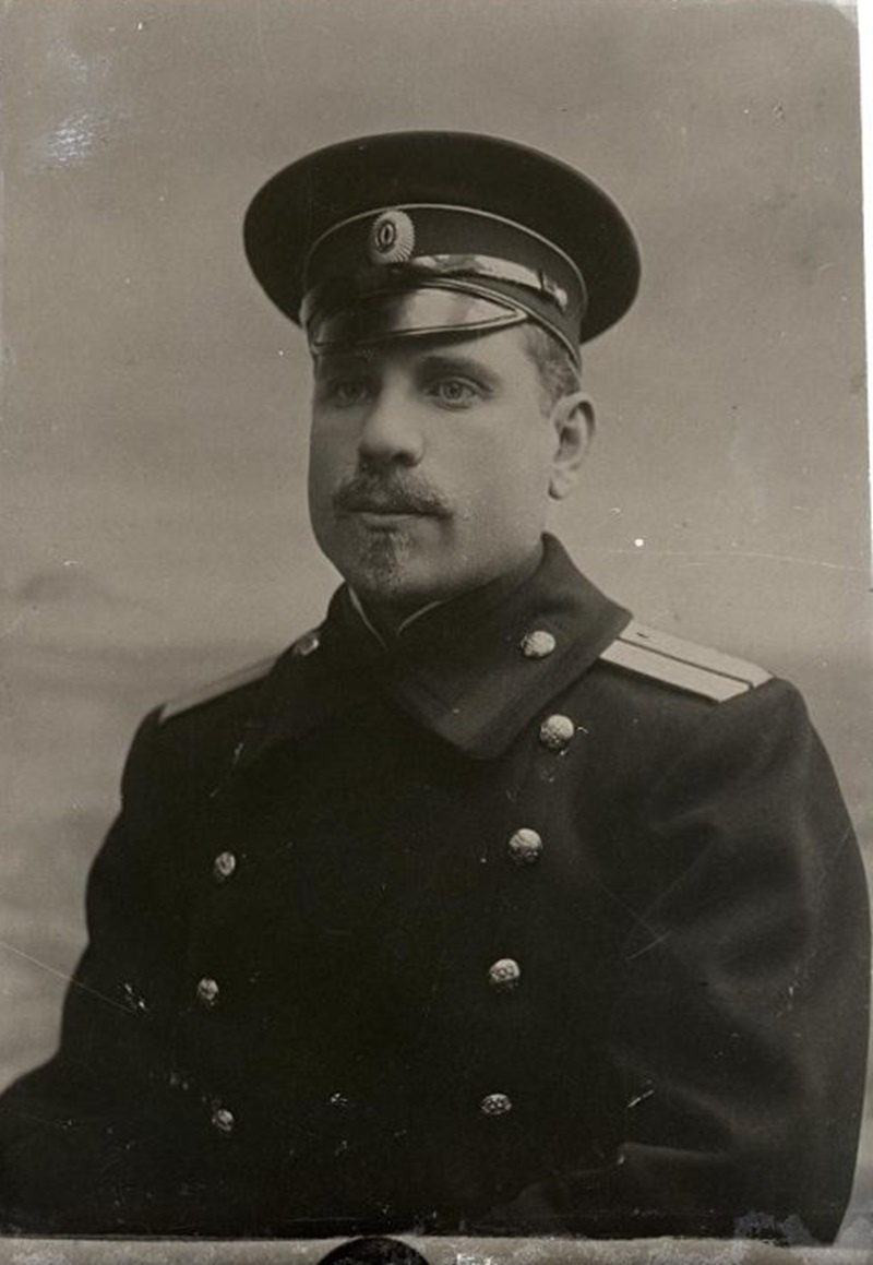 Старший лейтенант Седов Георгий Яковлевич (снимок в 1912 г.в шинеле) / Центральный военно-морской музей имени императора Петра Великого / goskatalog.ru