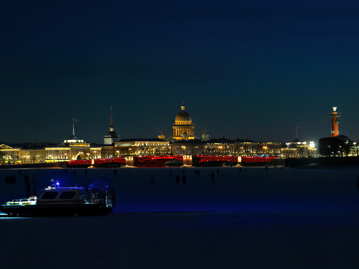 Дворцовый мост, вид со стрелки Заячьего острова