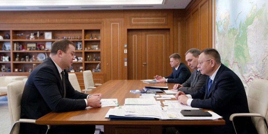 Глава региона обсудил возможность выделения финансирования на завершение строительства больницы в Азовском районе