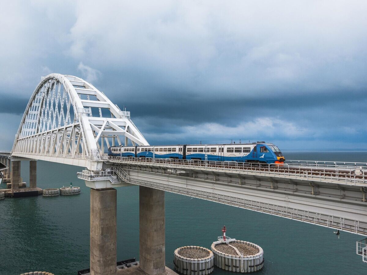    Пригородный поезд "ЮППК" едет по Крымскому мосту | © Фото : Южная пригородная пассажирская компания