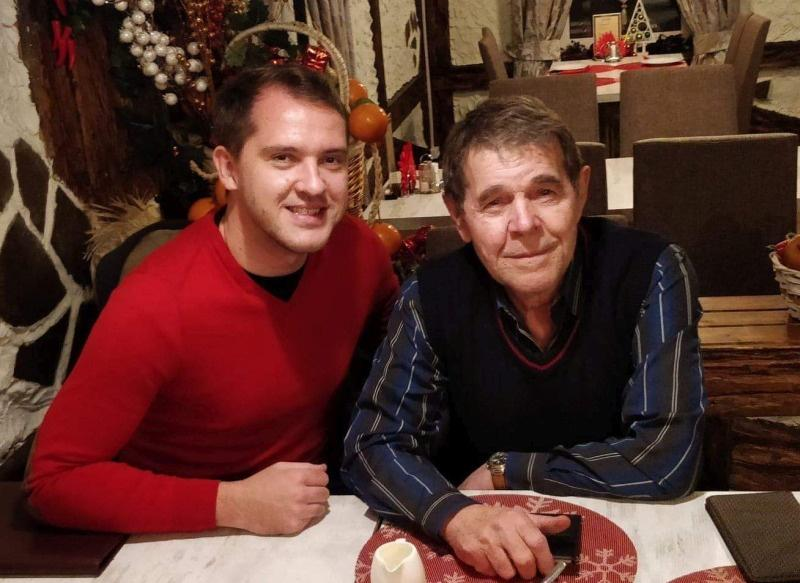 с сыном   https://cloudstatic.eva.ru/eva/530000-540000/530020/channel/Gwa1q64GPYgOClrkA8Bs_1477658742884255.jpg