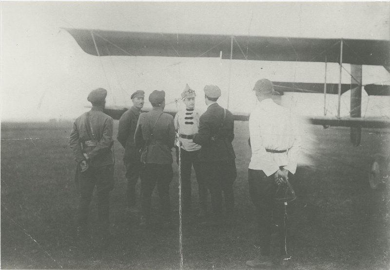 Командующий войсками по ликвидации антоновщины в Тамбовской губернии Михаил Тухачевский с красвоенлетами у самолета «Вуазен». Неизвестный автор, 1921 год, МАММ/МДФ.
