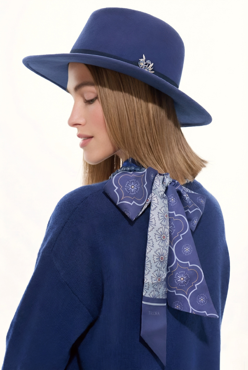 Бренд TRIORA, коллекция Россия: колье и браслет из натурального киантина, дизайнерская брошь "Василёк" и шелковый шарфик Твилли