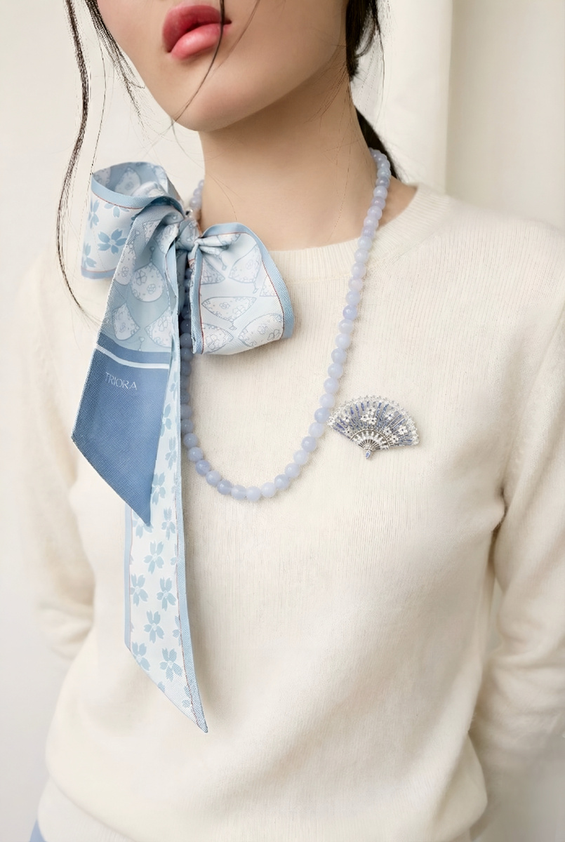 Бренд TRIORA, коллекция Япония: колье из голубого агата, дизайнерская брошь "Японский веер" и шелковый шарфик Твилли