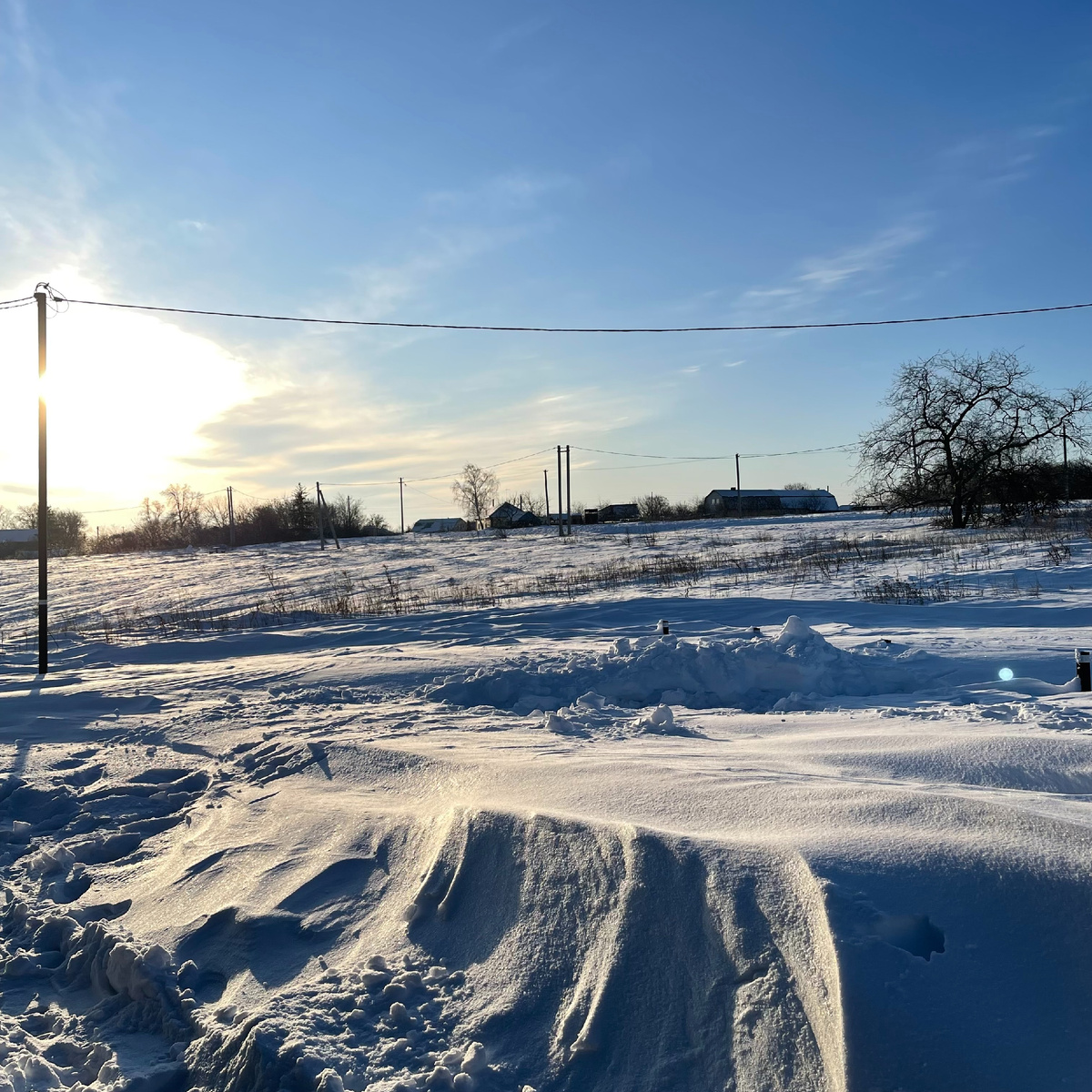 Мороз и снежные наносы.