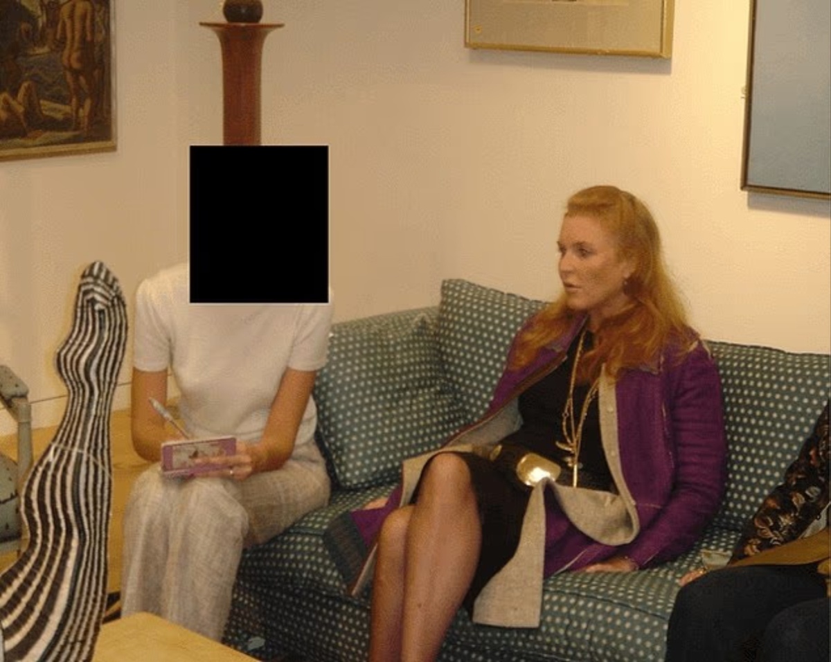 На фотографии, найденной в архивах Эпштейна, Сара Фергюсон сидит на диване рядом с неизвестной женщиной.