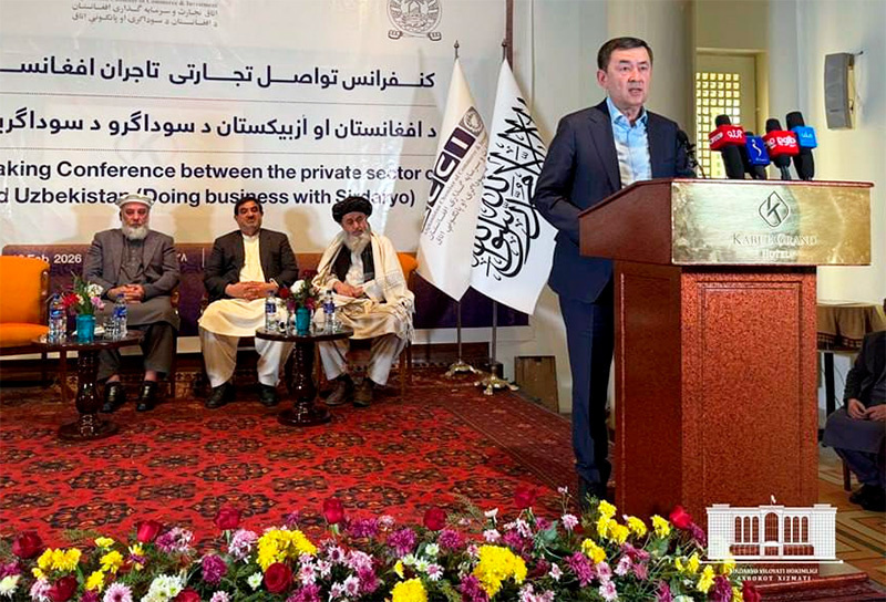 Эркинжон Турдимов за трибуной. Фото пресс-службы хокимията Сырдарьинской области