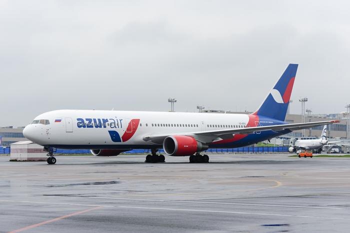 Самолёт авиакомпании Azur Air. Обложка © Shutterstock / FOTODOM / Nordroden