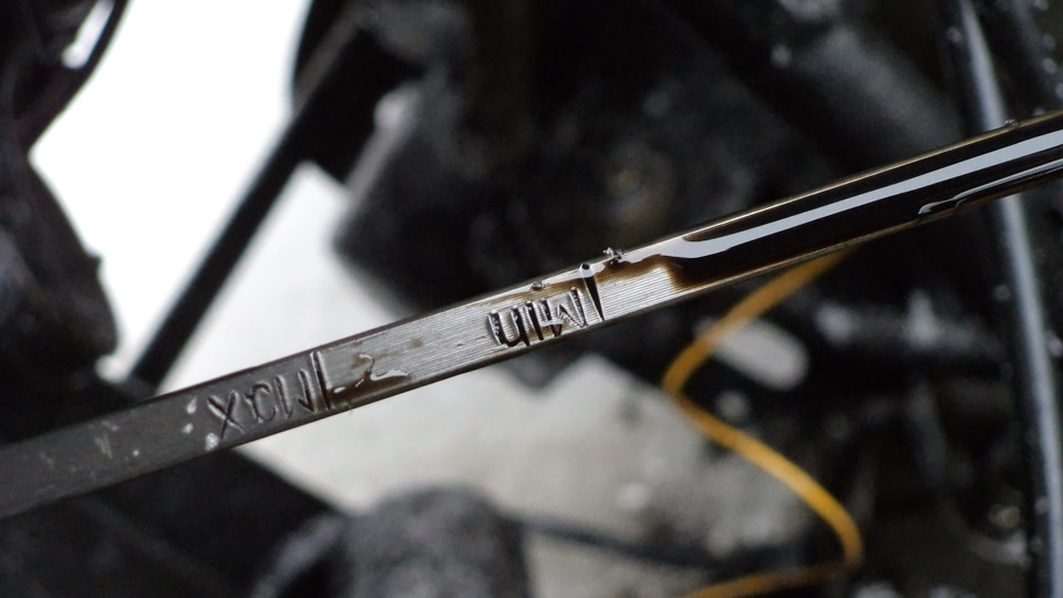 Почему темнеет моторное масло? Это хорошо или плохо? Объясняем с фото