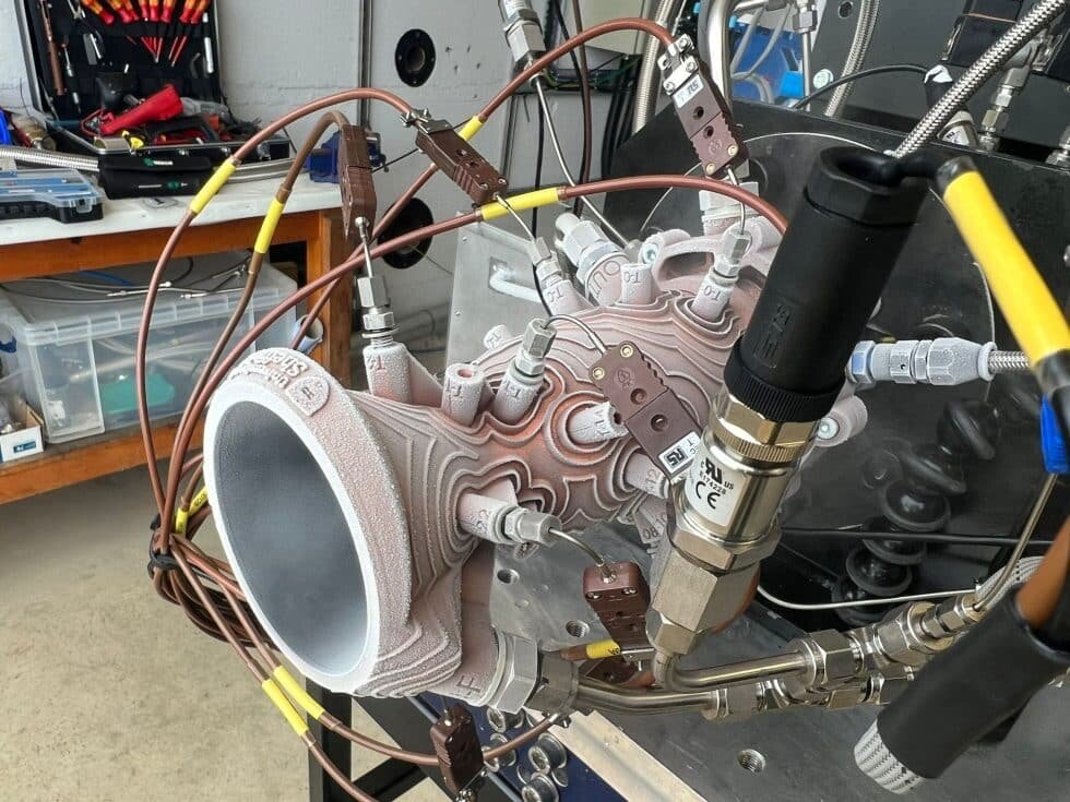 Ракетный двигатель Noyron TKL-5 в процессе проверки и монтажа на стенд