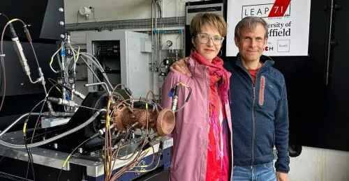 Джозефина Лисснер и Лин Кайзер рядом со своим первенцем