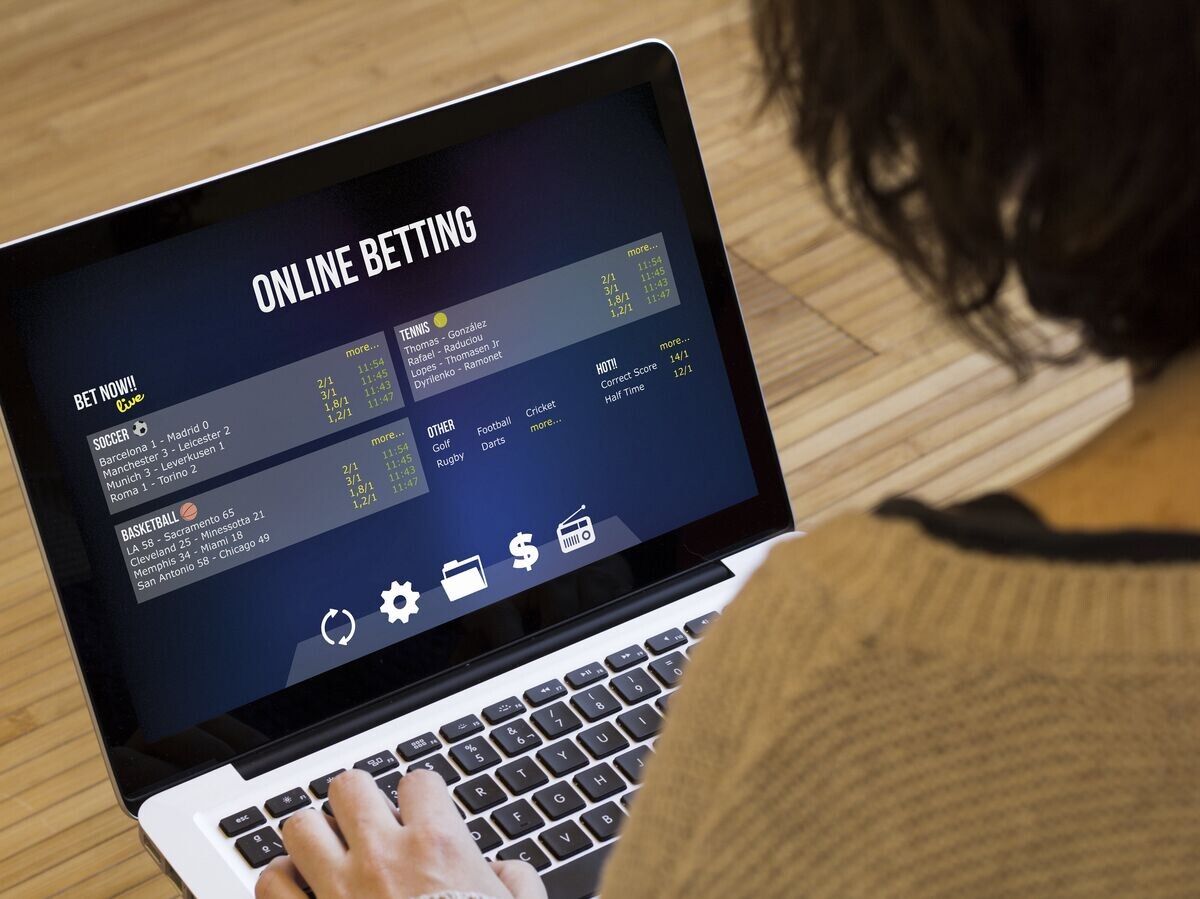    Девушка делает ставки на онлайн-тотализаторе | © Depositphotos.com / georgejmclittle