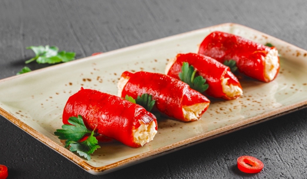 Рулетики из запеченного перца с сырной начинкой.