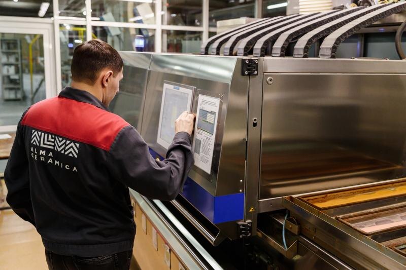    Фото в материале предоставлены пресс-службой АО ЗКИ / Сотрудник предприятия