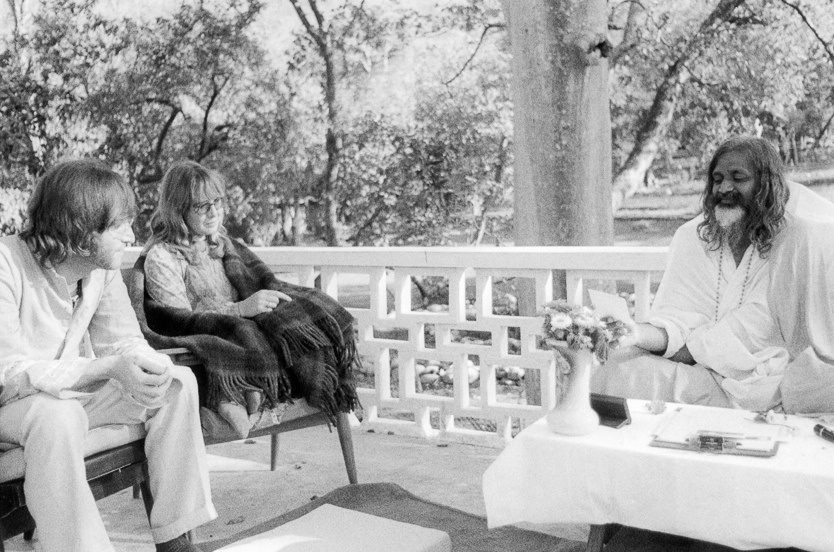 Джон и Синтия Леннон на частной лекции Махариши Махеш Йоги (ранее не публиковавшаяся фотография)